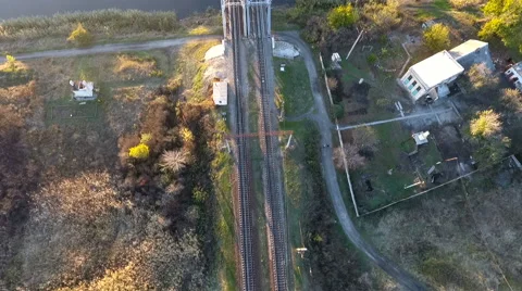 Nice view from the height of the railway bridge and the river, flying drones 스톡 동영상 68727994