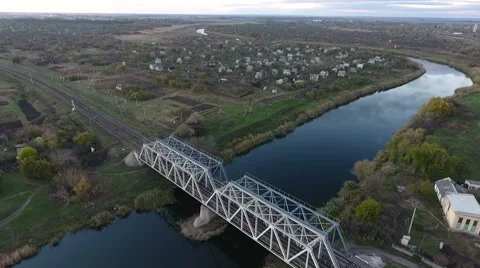 Nice view from the height of the railway bridge and the river, flying drones 스톡 동영상 68774947