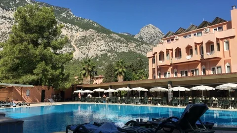 Nice view of the otel and mountains in the background in a resort town Video stock 94589987