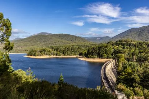 Nice view over yarra river dam with trees and blue sky, Yarra River Australia Foto stock
