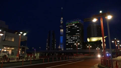 Nice view of the Tokyo Syktree from a sidewalk with cars passing Stock Footage 129259428