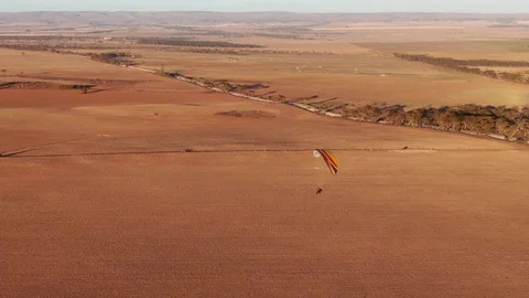 Nice view of two paragliders flying in distance having fun doing extreme Video stock 115788767