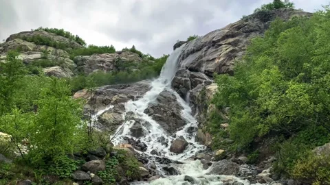 Nice view of the waterfall in the mountains of the North Caucasus. 库存影片 157725972