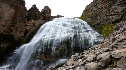 Nice view of the waterfall in the mountains of the North Caucasus. 库存影片 158821133