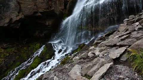 Nice view of the waterfall in the mountains of the North Caucasus. 库存影片 158821202