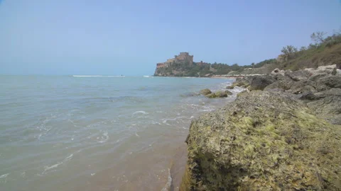 Nice view, the waves crashing against the rock on the sea shore Видео 140147140