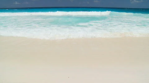 Nice waves on sandy beach Видео 133391