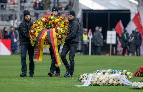  Niederlegung eines Trauerkranzes mit Baendern vom Bundeskanzler der Bunde... Stock Photos