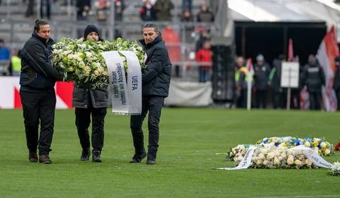  Niederlegung eines Trauerkranzes mit Baendern der UEFA. GER, FC Bayern Mu... Stock Photos