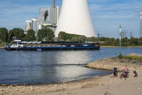  Niedrigwasser Stand am Rhein, Ufer fallen trocken, die Schifffahrt kann n... Stock Photos