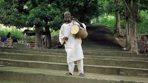 A Nigeria drummer 스톡 동영상 113010965