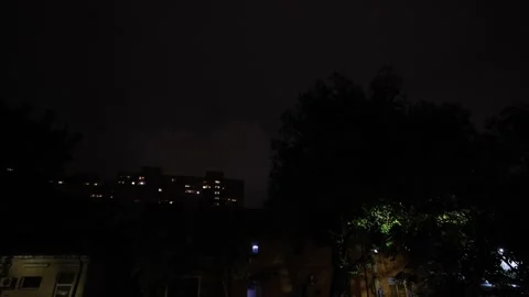Night 4k clip with violent lightning storm in the city 스톡 동영상 278405587