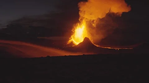 Night Aerial of Explosive Volcano Eruption with Glowing Smoke Plume 스톡 동영상 322182024