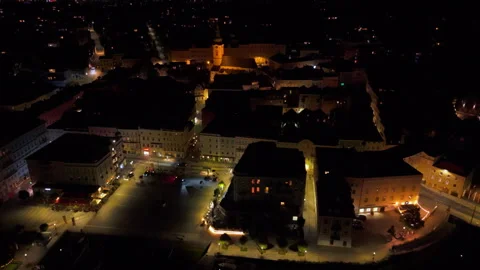 Night aerial pull-back reveal of Gmunden city square and church, Austria Vídeo Stock 331216545