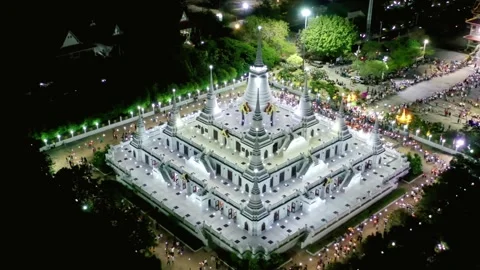 Night Aerial View of a Large, Multi-Tiered Building Complex 動画素材 311103321