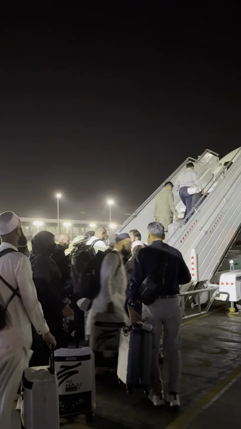 Night Airport Boarding - Passengers Queue to Board Airplane Vídeo Stock 320279213