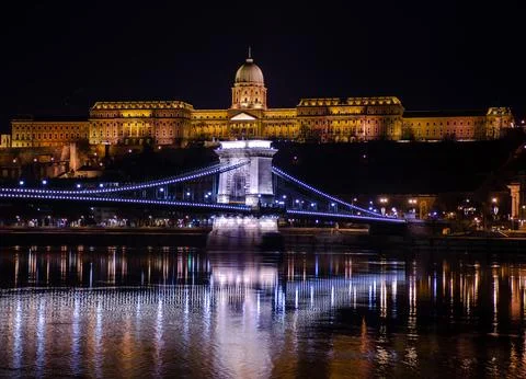 Night Budapest, Chain bridge on the background of Buda Castle, reflection o.. Foto stock