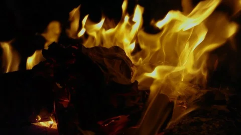 Night, bundle paper, pages, documents, newspapers in a fire burns beautifully Vídeo Stock 126859061