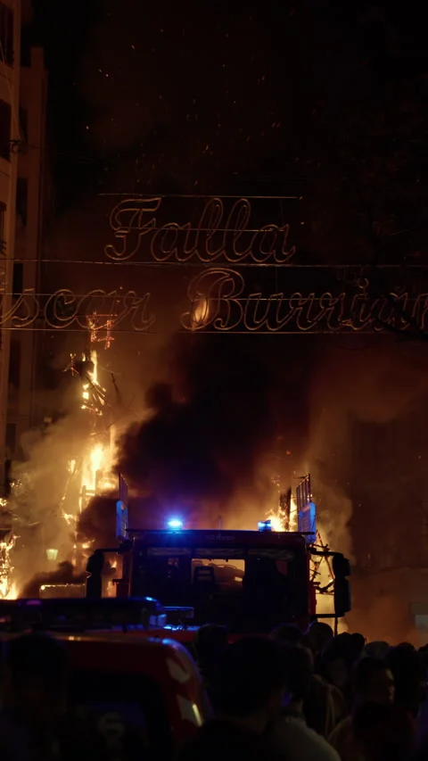 Night burning of Falla Ciscar Burriana with fire truck blue lights in Valencia 库存影片 334232459