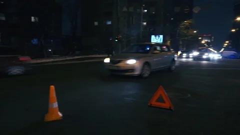 Night Car Accident in the city intersection. Vidéo 100843138