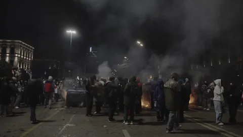 Night in chaos. Protesters in the square build barricades and make fires Video stock 297994836