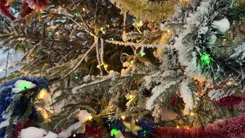 Night Christmas background decorations and garlands lights on fir tree branches Vidéo 335726395