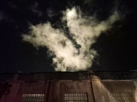 Night city street with dramatic firework smoke cloud Foto stock