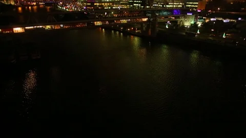 Night city water reflection, view from above Vidéo 71590408