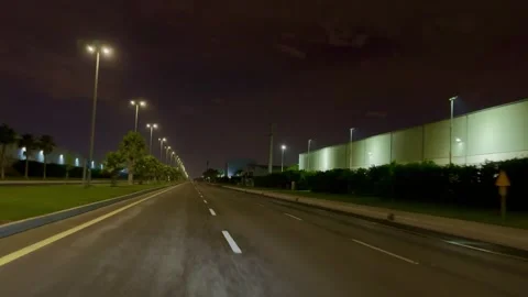 Night cityscape with logistics facility and street lighting Vídeo Stock 333531973