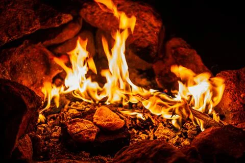 Night close up of chichen stake coocing on burning branch over fire in firepl Foto stock