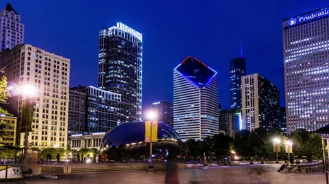 At night,the Cloud Gate and visitors in Millennium Park, Chicago, USA Stockbeeldmateriaal 61641701