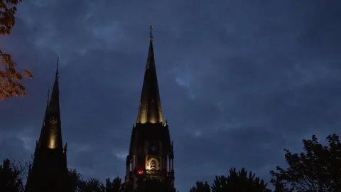 Night clouds are moving with two picks with booster-lights 库存影片 102984627