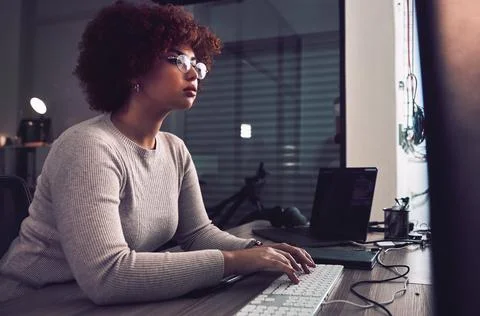 Night, computer typing and black woman programmer, software developer and Foto stock