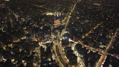 Night drone drift above Apoquindo intersections in Las Condes Santiago Chile Vídeos de archivo 334637659