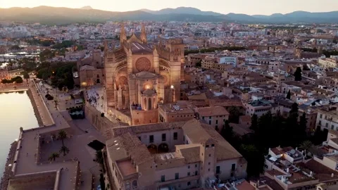 Night drone view of Palma de Mallorca with night illumination of Cathedral de Video stock 284924365