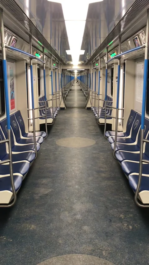 Night empty train in Moscow's underground - metro #2 库存影片 157322423