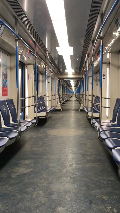 Night empty train in Moscow's underground - metro #1 库存影片 157322775