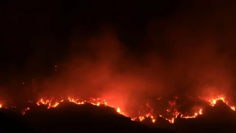Night fire moving down mountain - time lapse Vidéo 80357847