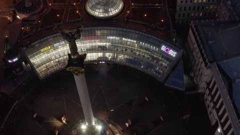 Night flight over Khreshchatyk and Maidan Nezalezhnosti Video stock 109909037