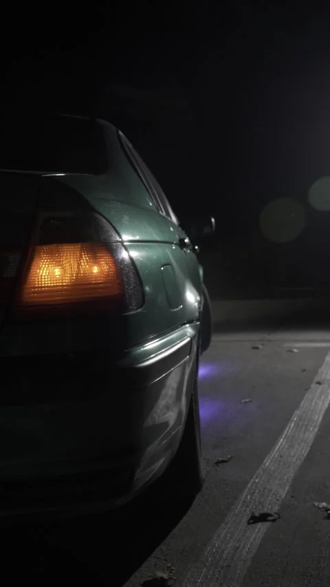 Night frame from the back of the green car that includes the taillights. Vidéo 257018139