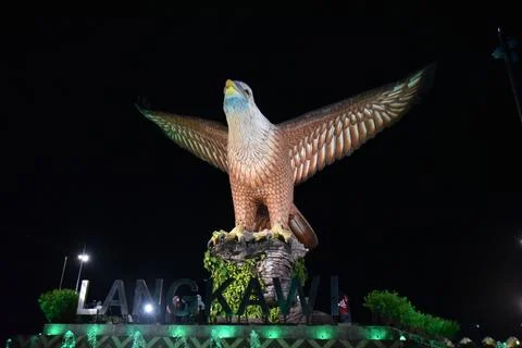 Night front view of Langkawi Eagle Monument Foto stock