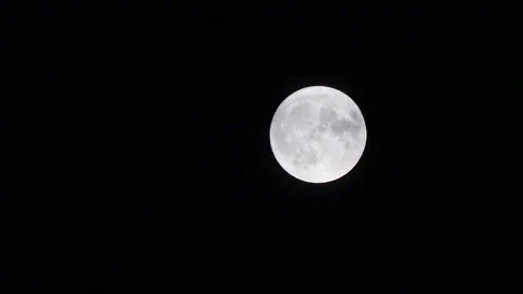 Night full moon, bright moon and clouds, clouds in motion and full moon, 動画素材 115953546