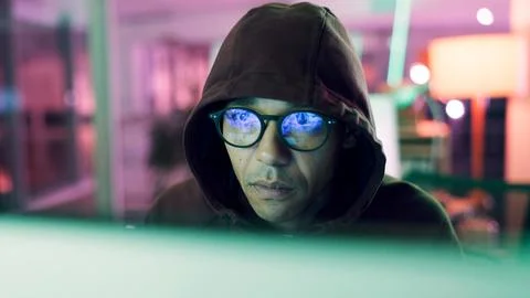 Night, hacking or man with computer for encryption breach, firewall attack .. Foto stock