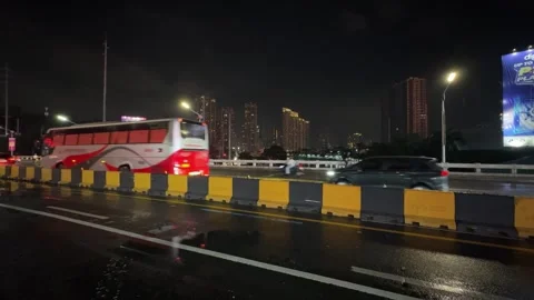 Night highway traffic passing along safety concrete barriers 4K 30fps Vídeos de archivo 337950413