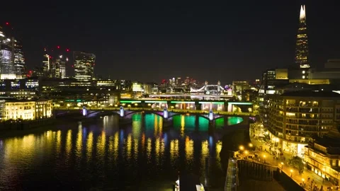 Night hyperlapse shot of illuminates bridges and Thames river waterfronts Vídeos de archivo 201912314