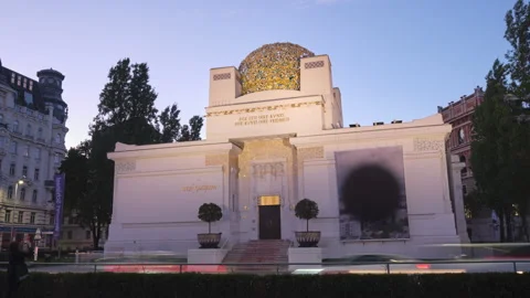 Night hyperlapse of Vienna Secession building facade with gilded laurels dome Vídeos de archivo 265884307