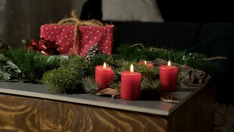 Night image of coffee table with authentic Chrismas decoration and lit candles. Vídeos de archivo 102658003