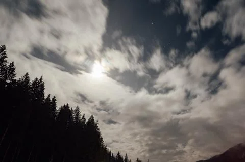 Night image of the sky with dense layers of clouds and the moon. Foto stock