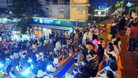 Night light of Center traffic at Da Lat market. 스톡 동영상 347446908