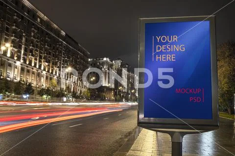 Night lightbox by the road. Mockup psd Modello PSD